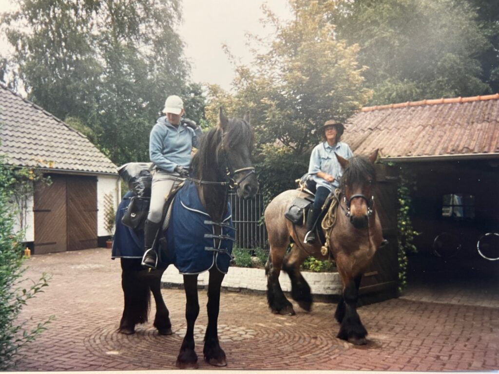 Kris in haar jonge jaren op reis met haar tante.